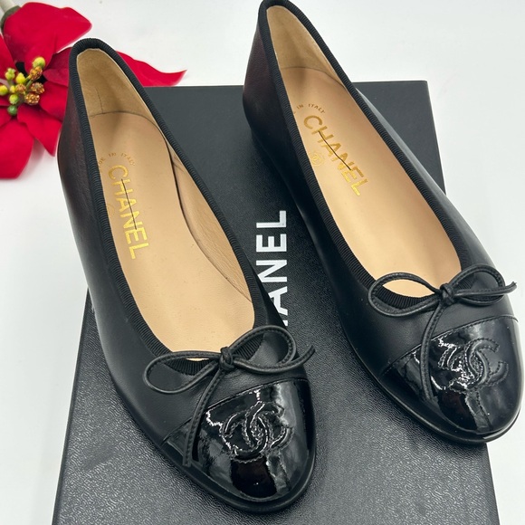 Women’s Chanel leather cap toe ballet flats size 35 made in Italy - Picture 1 of 12